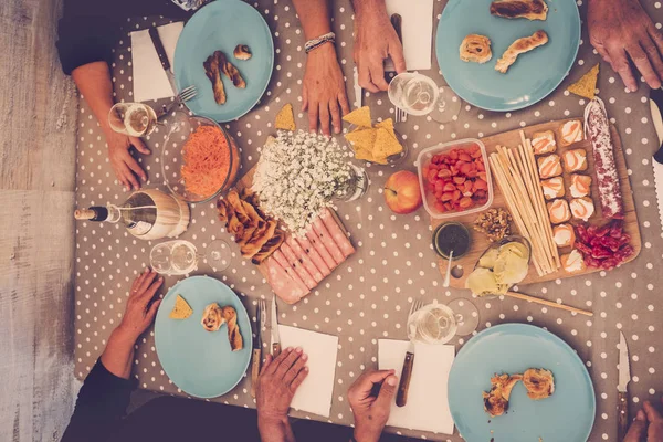 Ponto Vista Aéreo Mesa Jantar Com Quatro Pessoas Idosas Prontas — Fotografia de Stock