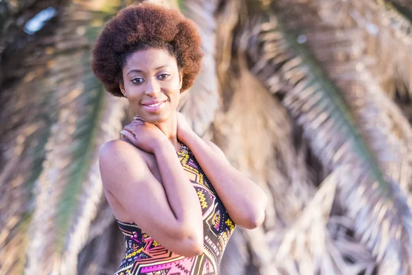 Söt Glada Afrikanska Modell Flicka Poserar Tropisk Plats Sommartid Och — Stockfoto