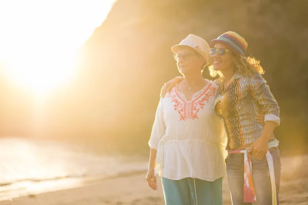 Paar Von Freundinnen Freien Strand Während Eines Schönen Sonnenuntergangs Mit — Stockfoto