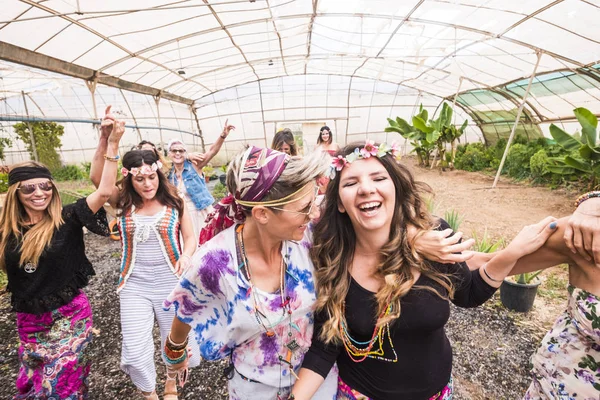 Jonge Vrouwen Meisjes Vriendschap Allemaal Samen Vieren Plezier Hebben Een — Stockfoto