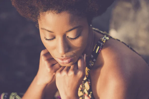 Pięknej Rasy Czarnej Afryki Modelu Zamkniętymi Oczami Ręka Stanowią Twarz — Zdjęcie stockowe