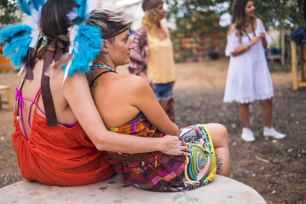 Groep Van Alternatieve Jonge Vrouwen Hippie Gekleurde Jurk Kleding Blijven — Stockfoto