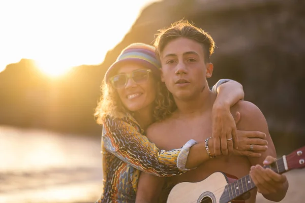 Familienfreizeitaktivität Strand Während Eines Goldfarbenen Sonnenuntergangs Urlaub Und Lifestyle Der — Stockfoto