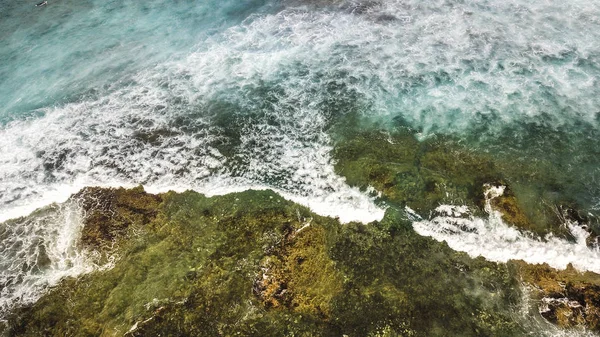 Widok Lotu Ptaka Wybrzeża Oceanu Fale Niebieski Zielony Naturalne Skały — Zdjęcie stockowe