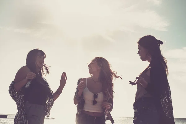 Hubungan Antara Tiga Wanita Cantik Muda Menari Pantai Selama Liburan — Stok Foto