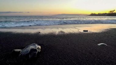 gün batımında sahilde denizin dalgaları