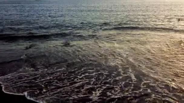 Розслаблена Красива Біла Жінка Стрибає Пляжі Під Час Золотого Дивовижного — стокове відео