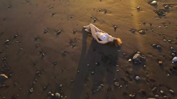 Mooie Kaukasische Dame Het Zand Buurt Van Oceaan Golven Ontspannen — Stockvideo