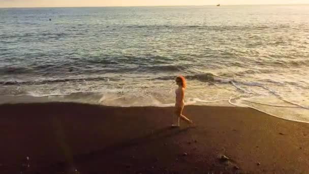 Ontspannen Mooie Vrouw Lopen Het Zand Buurt Van Oceaan Golven — Stockvideo