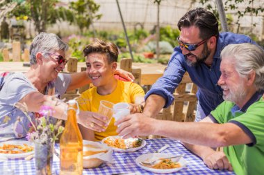 Aile üç differente grnarations dede tüm birlikte kutlayan güzel yaz hava açık boş zaman etkinliği bir alternatif doğal biyo restoranda oğlun babası. Makarna gıda plakaları