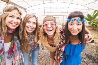 sarılma ve birlikte kameraya gülümseyen bayanlar kadın arkadaşlar güzel bir grup. Doğa ve bitkiler ile jardin dükkanda tatil gün boyunca eğleniyor beyaz gençler için Selfie modu