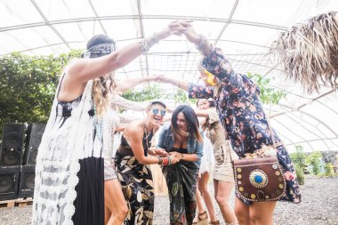 her yerde eğleniyor birlikte bir parti festival hippi tarzı, Hint elbise ve renk olarak beyaz güzel model genç. Kız güzel boş zaman etkinliği olan sevinçle ve doğa açık arka plan