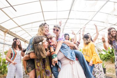 güzel neşeli bayanlar grubunuz ile birlikte kahkaha ve gülümsüyor eğlenceli bir yaz günü kutlama olay içinde. özgürlük ve komik ilişki kavramı için festival hippi tarzı. Güzel kadınlar Açık