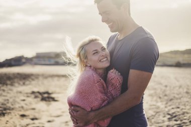sevgi ve mutluluk ve sevinç ile birlikte bir tatil ve seyahat hazır bir eski vintage kamp içinde romantik sahne çift. sarışın güzel model uzan ve güzel kalmak