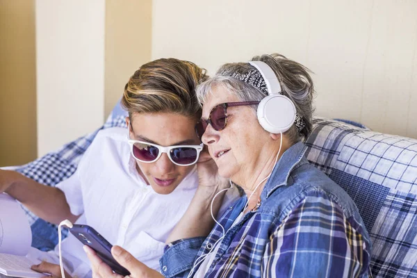 Abuela Sobrino Adolescente Pasaron Tiempo Juntos Aire Libre Terraza Casa — Foto de Stock