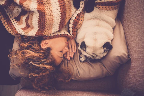 güzel çift kadın pug köpek uyku birlikte evimde, yumuşak ve tatlı romantik bir sahne. sevgi ve dostluk ile daha yakın kalıyor. insanlar ve hayvanlar doğru ilişkisi