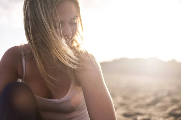 Hermosa Chica Modelo Rubia Joven Playa Durante Puesta Sol Con —  Fotos de Stock