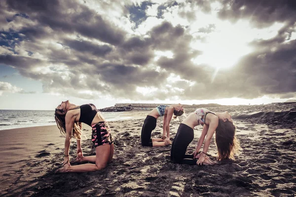 Natursköna Capture Med Tre Unga Vackra Modeller Damer Gör Yoga — Stockfoto