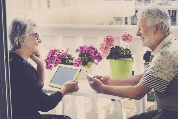 Senior Feliz Pareja Caucásica Actividad Ocio Aire Libre Utilizando Tecnología —  Fotos de Stock