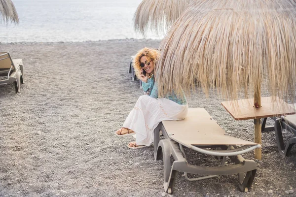 Mooie Geglimlacht Blonde Krulhaar Dame Vakantie Zittend Een Strand Stoelen — Stockfoto