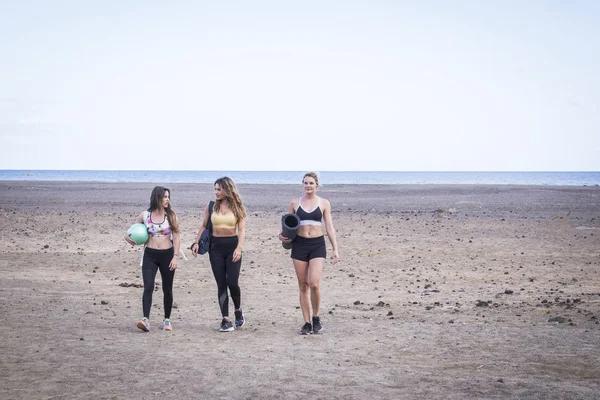 Trois Belles Jeunes Femmes Caucasiennes Rentrent Maison Après Une Séance — Photo