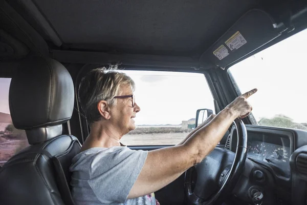 Adulto Donna Anziana Guidare Auto Prestare Attenzione Traffico — Foto Stock
