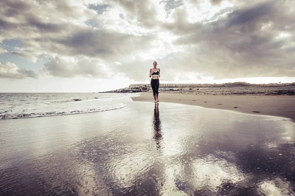 Singuratic Alergător Doamnă Tânără Caucazian Fata Plaja Stil Desculț Care — Fotografie, imagine de stoc