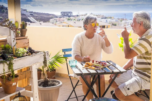 Pareja Adulta Mayor Caucásica Comer Disfrutar Ocio Aire Libre Juntos —  Fotos de Stock