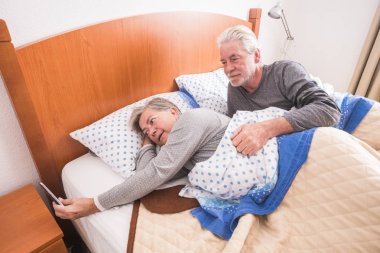 üst düzey yetişkin Bayan Smartphone sabahın erken saatlerinde kontrol 