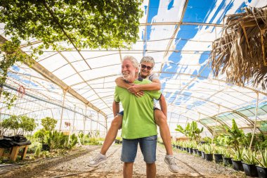 onun arka kadın açık, sonsuza kadar birlikte kavramı taşıyan olgun adam 
