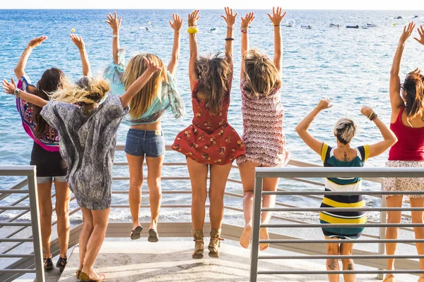 Visão Traseira Das Mulheres Desfrutando Celebrando Férias Verão Juntos — Fotografia de Stock