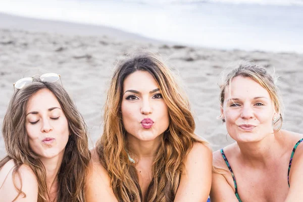 Група Молодих Жінок Розслабляється Пляжі Позує — стокове фото