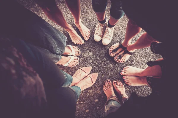 つのペアの女性の足の靴と裸足の平面図 — ストック写真