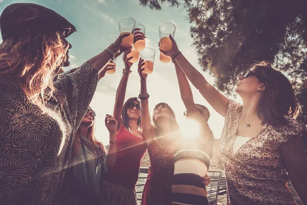 Grupo Mulheres Celebrando Amizade Sucesso Juntamente Com Coquetéis Laranja — Fotografia de Stock