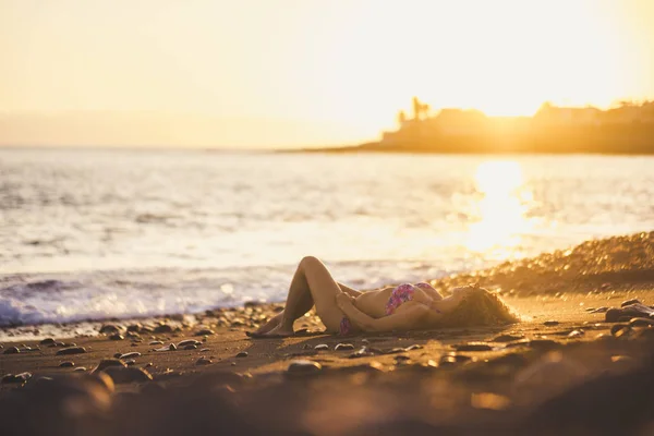 Jovem Mulher Relaxante Praia Perto Oceano Pôr Sol Fundo — Fotografia de Stock