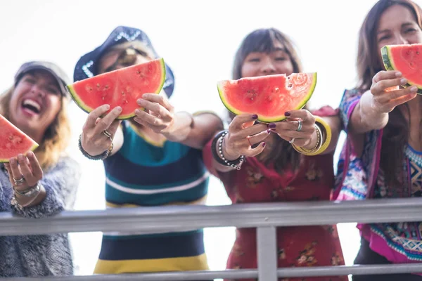 Gruppe Von Frauen Posiert Mit Wassermelone Und Lächelt — Stockfoto