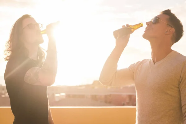 Νέοι Άνδρες Που Πίνει Μπύρα Μαζί Στο Φόντο Του Ήλιου — Φωτογραφία Αρχείου