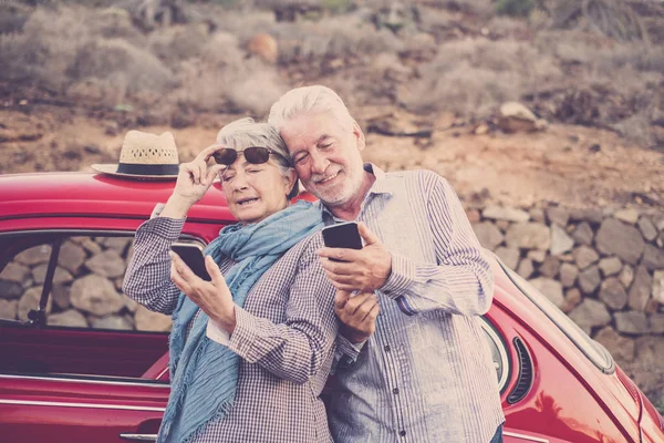 Caucasian Couple Standing Vintage Auto Using Smartphones — Stock Photo, Image