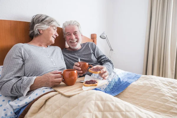 Couple Âgé Prenant Petit Déjeuner Lit Maison — Photo