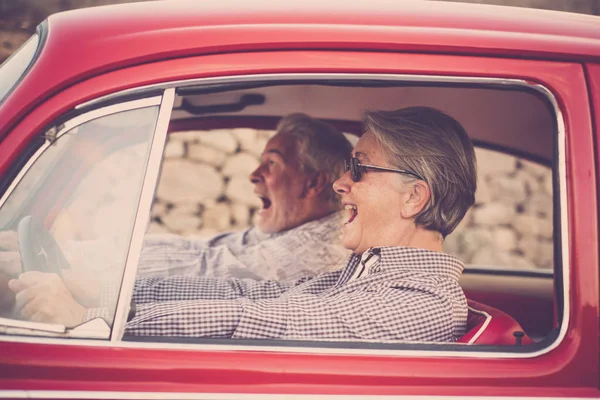 Ancianos Pareja Ancianos Conducir Coche Rojo Vintage Durante Las Vacaciones — Foto de Stock