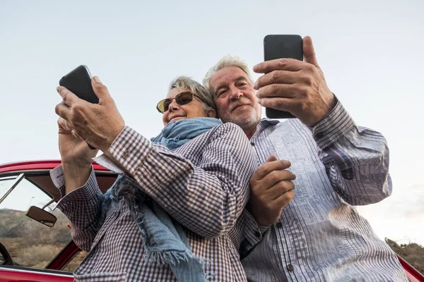 Caucásico Pareja Pie Cerca Vintage Auto Uso Teléfonos Inteligentes — Foto de Stock