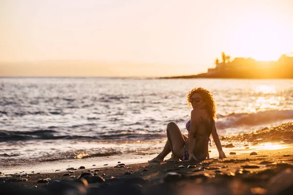 Genç Kadın Rahatlatıcı Günbatımı Arka Plan Üzerinde Okyanus Yakınındaki Plajda — Stok fotoğraf