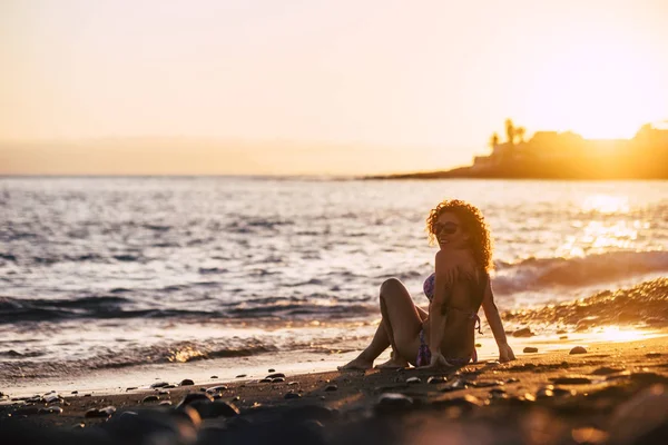 Fiatal Pihentető Beach Közelében Óceán Naplemente Háttér — Stock Fotó