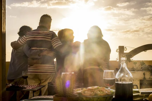 Amigos Mayores Abrazándose Celebrando Juntos Fondo Del Atardecer —  Fotos de Stock