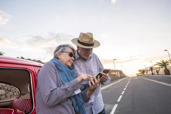 Kaukasisches Paar Steht Der Nähe Eines Oldtimers Und Benutzt Smartphones — Stockfoto