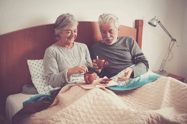 Pareja Ancianos Desayunando Cama Casa — Foto de Stock