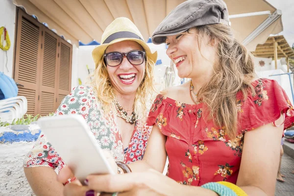 Νέοι Χαμογελώντας Γυναίκες Χρησιμοποιώντας Smartphone Εξωτερική — Φωτογραφία Αρχείου