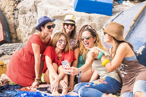 Gruppo Donne Felici Che Fanno Selfie Smartphone Spiaggia Vicino Mare — Foto Stock