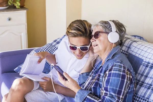 Grootmoeder Tiener Luisteren Van Muziek Met Koptelefoon Binnen — Stockfoto