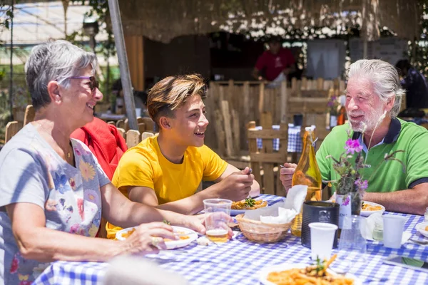 Familie Samen Eten Alternatieve Natuurlijke Plaats Restaurant — Stockfoto